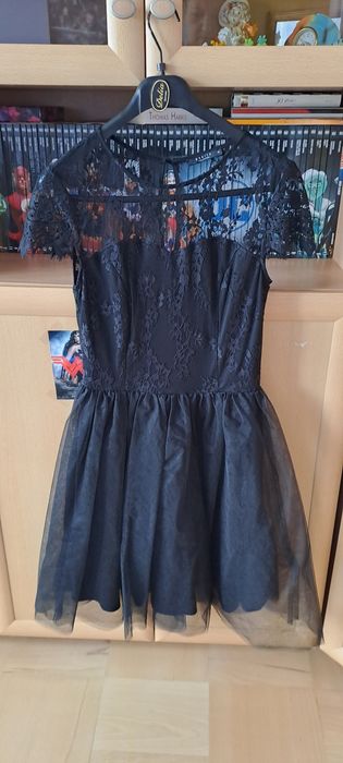 Elegancka sukienka z koronki.