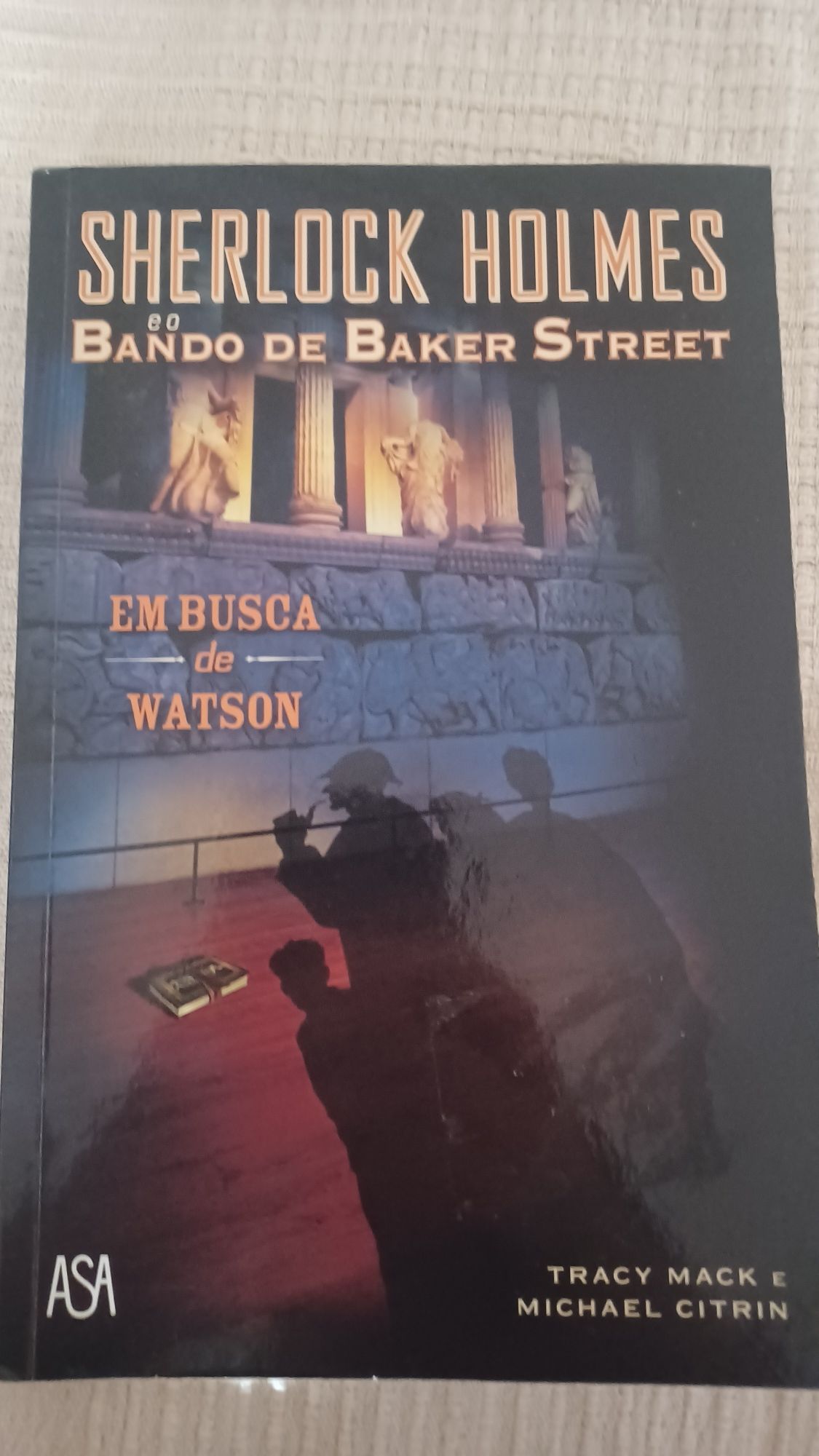 Livro "Sherlock Holmes e o Bando de Baker Street" de Tracy Mark