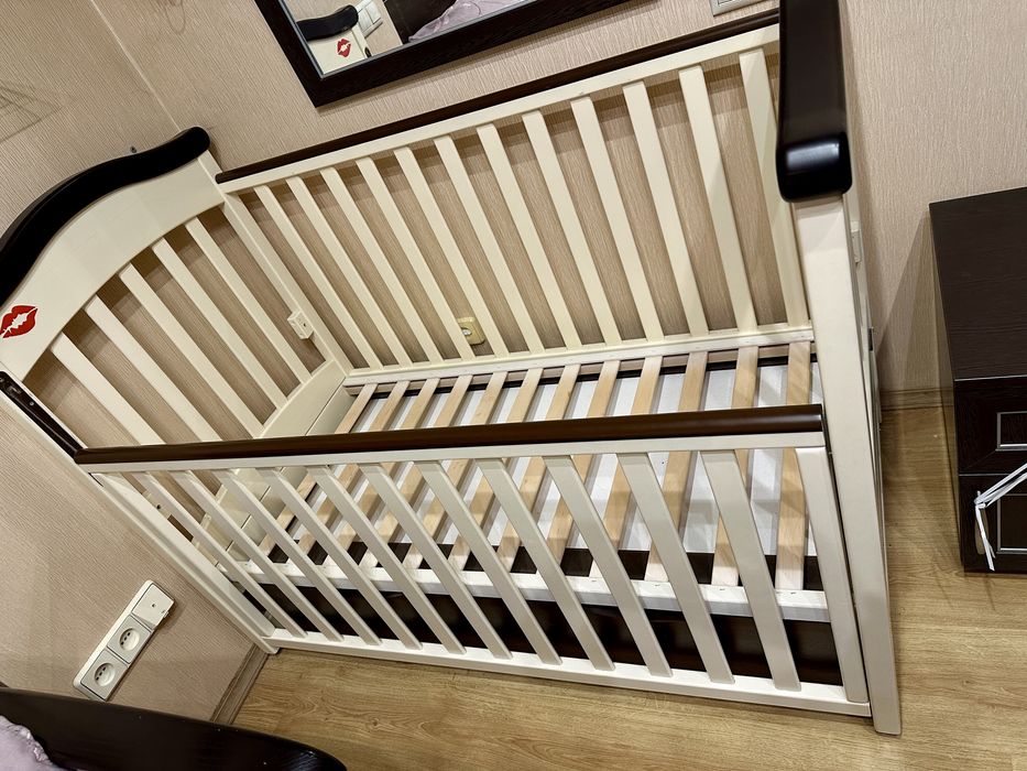 Ліжечко для немовлят з натуральної деревени