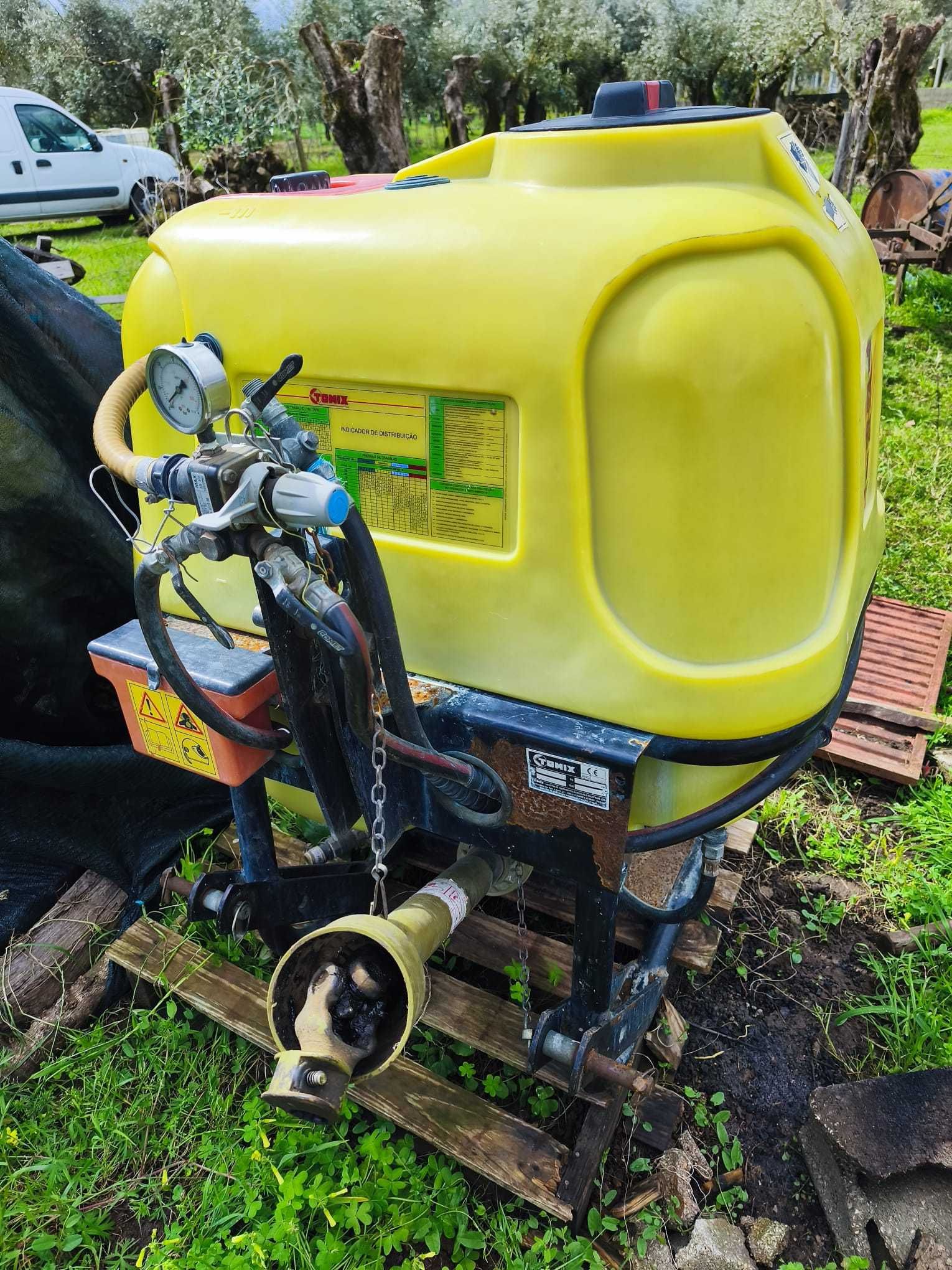 Tomix 300L com enrolador, mangueira e pistola