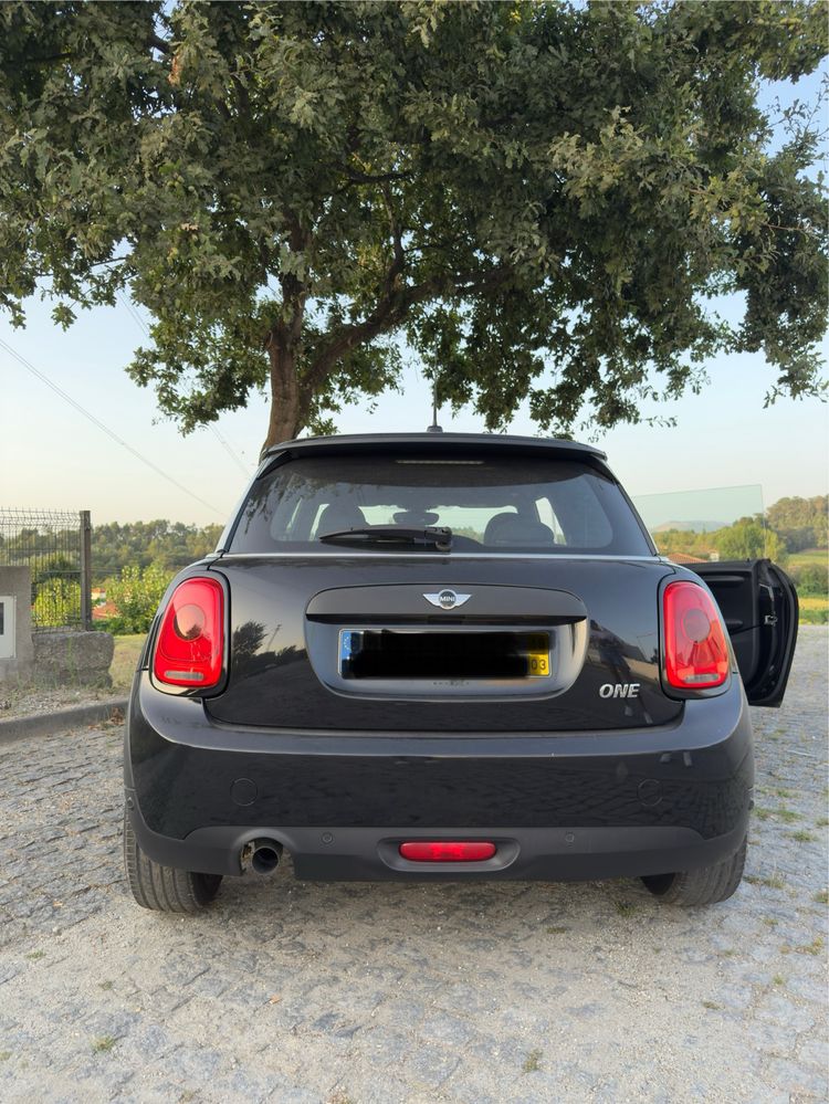 MINI One 1.5 interior John Cooper Works