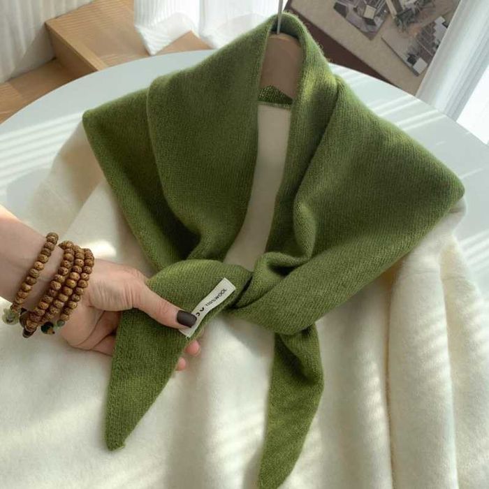 Nowy zielony oliwkowy wiązany trójkątny szalik chusta 100% wełna wool