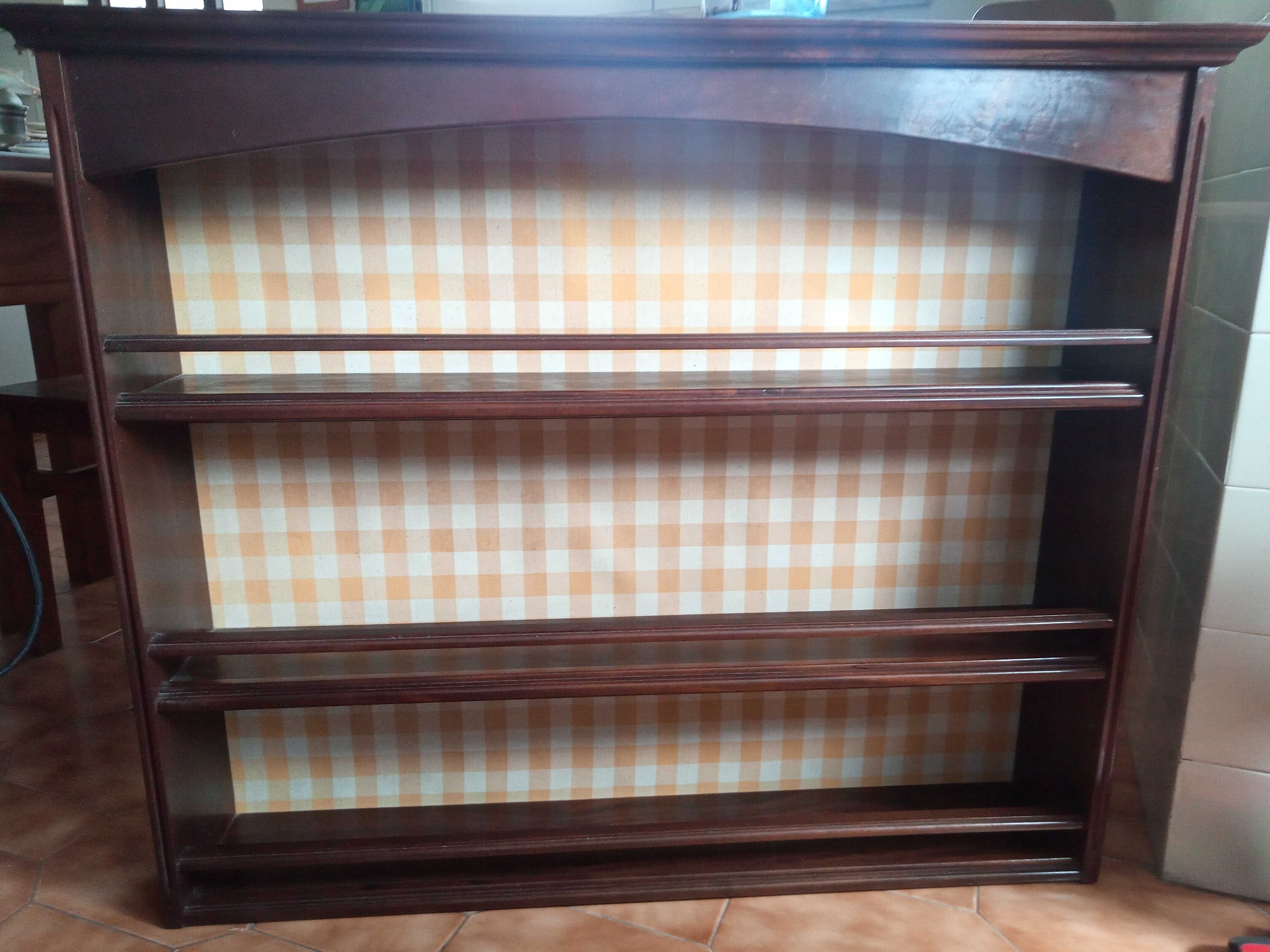Escaparate de parede com fundo em tecido