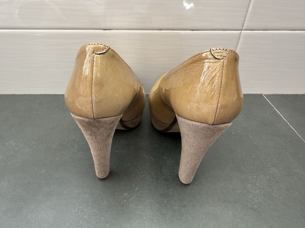 Sapatos salto alto com plataforma.