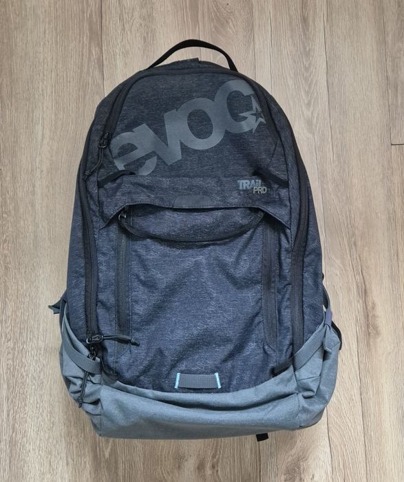 Plecak z ochraniaczami Evoc Trail 16 Pro plus siatka na kask