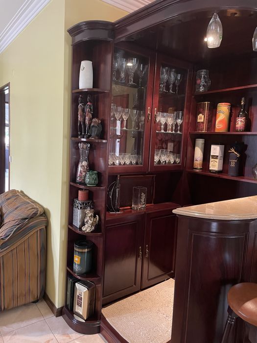 Bar de sala em madeira de mogno