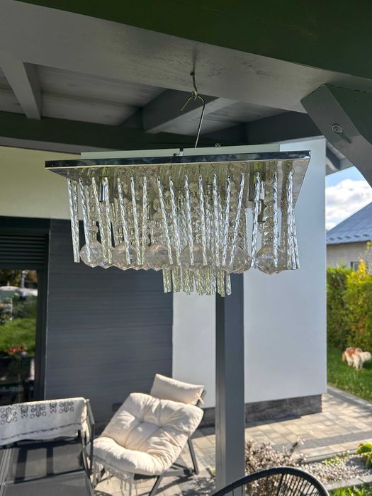 Lampa do salonu z kryształkami.