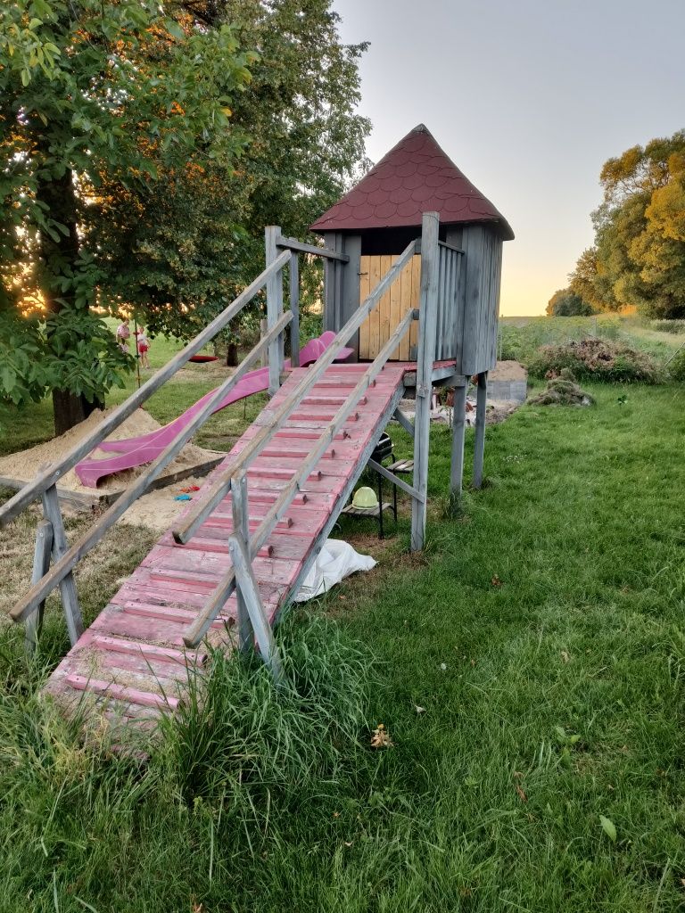 Domek dla dzieci ze zjeżdżalnia.