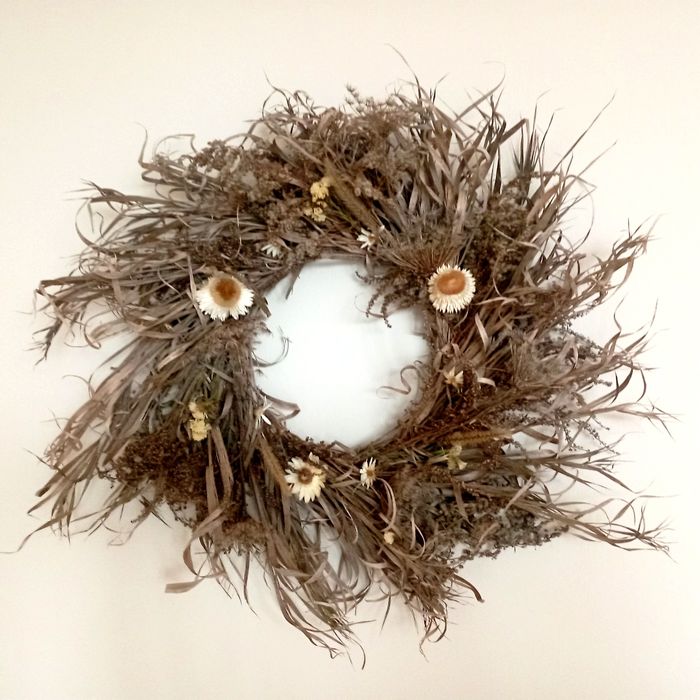 Ręcznie robiony naturalny wieniec z suszonych traw i kwiatów