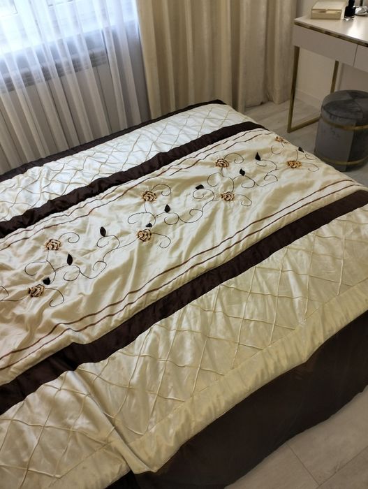 Narzuta, nakrycie na łózko z poszewkami na poduszki