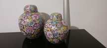 Par de Jarras de Porcelana "Fabricado em Macau" - Padrão Floral