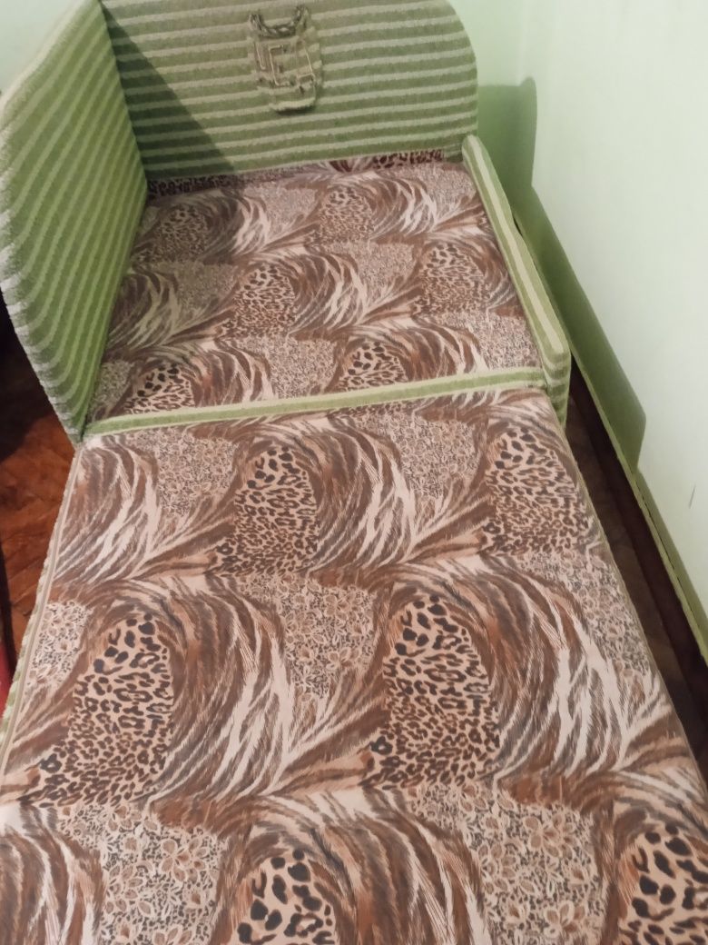 Продаю дитячий диван малютка