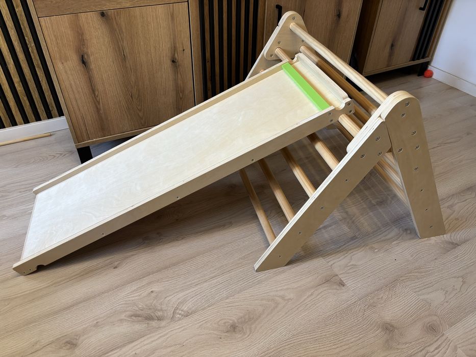 Trójkąt wspinaczkowy z zjeżdżalnią