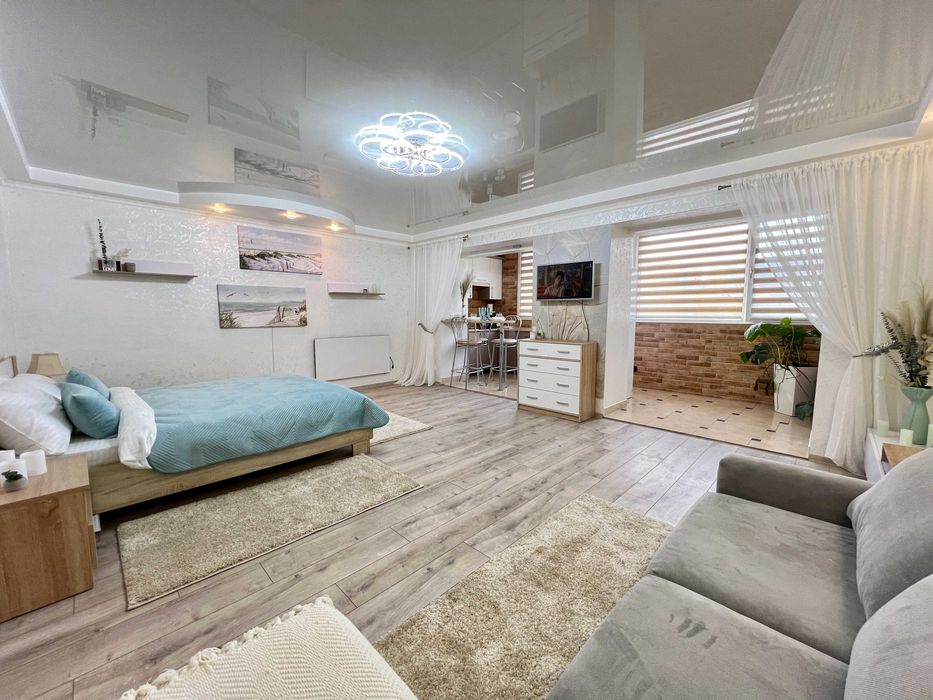 Студія. Дружба. Поруч озеро