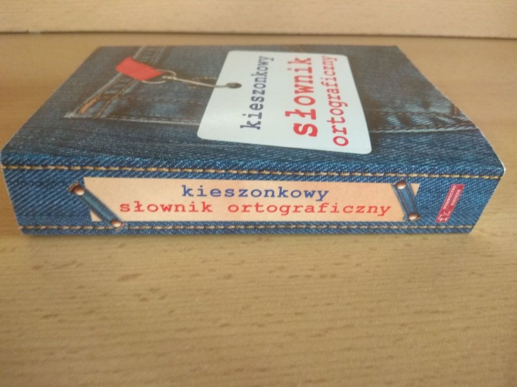 Kieszonkowy słownik ortograficzny.