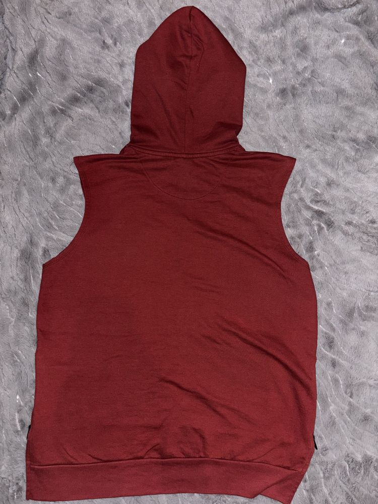 czerwona bluza bez rekawow