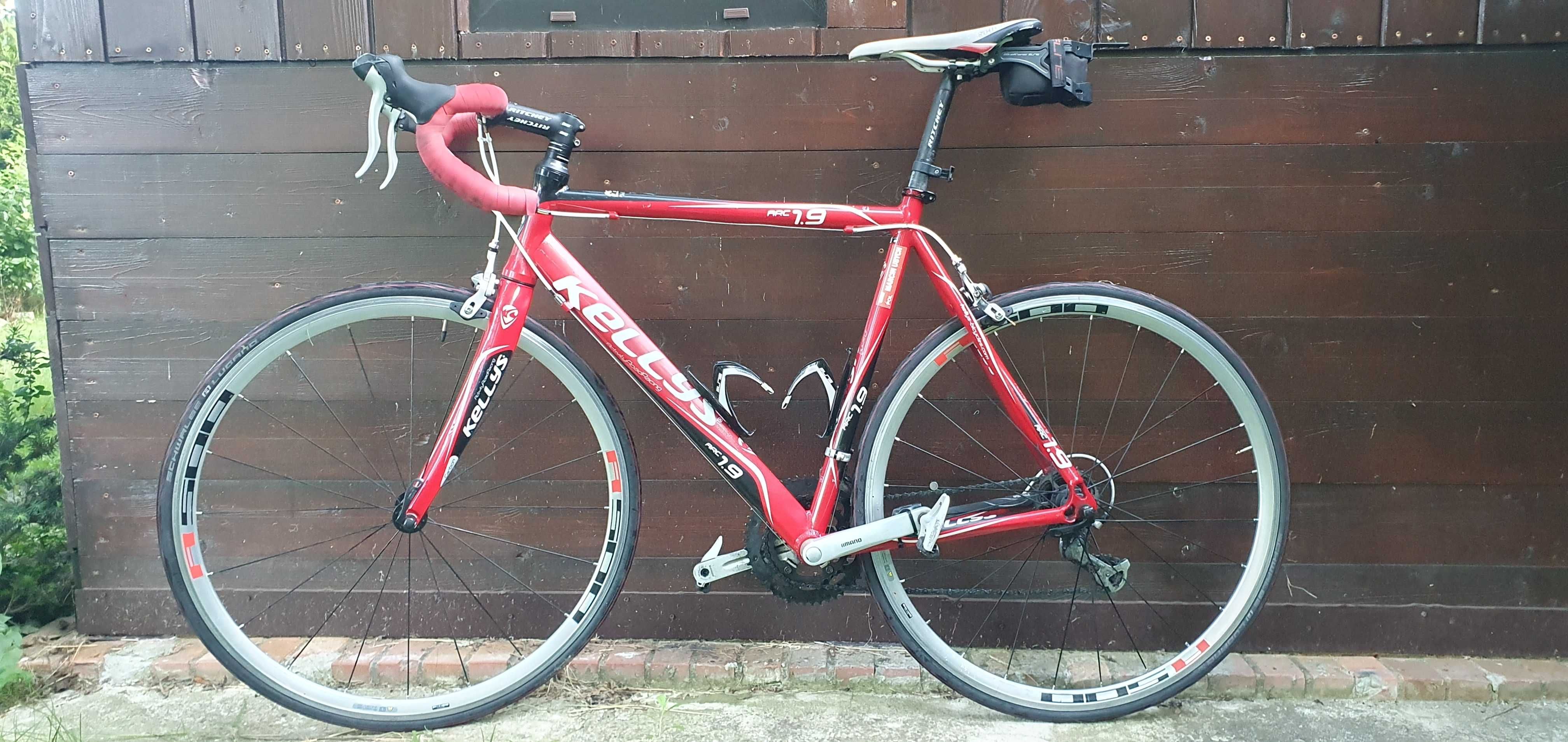 Rower szosowy KELLYS ARC 1.9 M duży pakiet wyposażenia