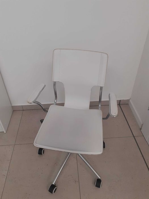 Krzesło biurowe obrotowe białe, na kółkach