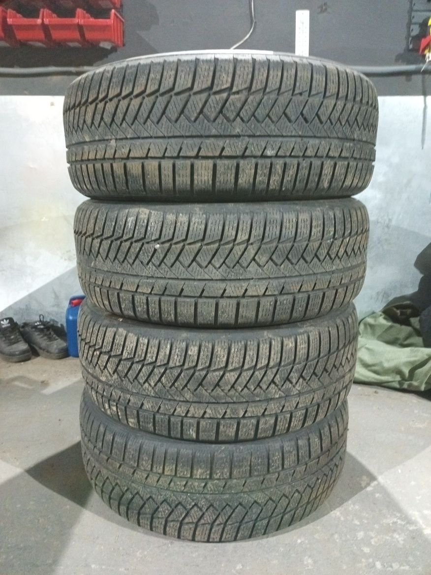 Резина зимова Continental 215/55R17