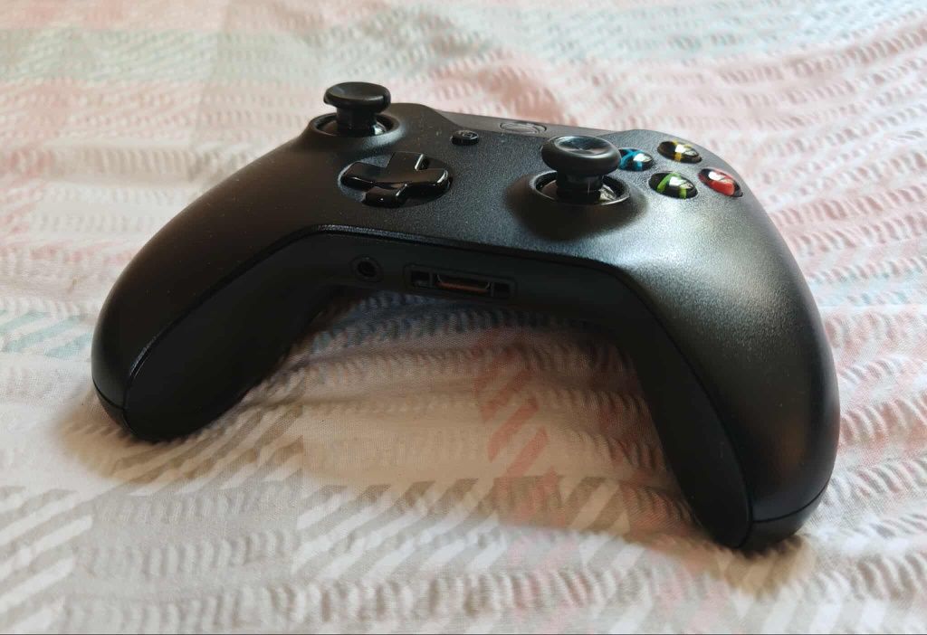 Xbox One X 1TB + PAD