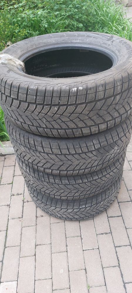 Зимова гума goodyear 265/60/R18