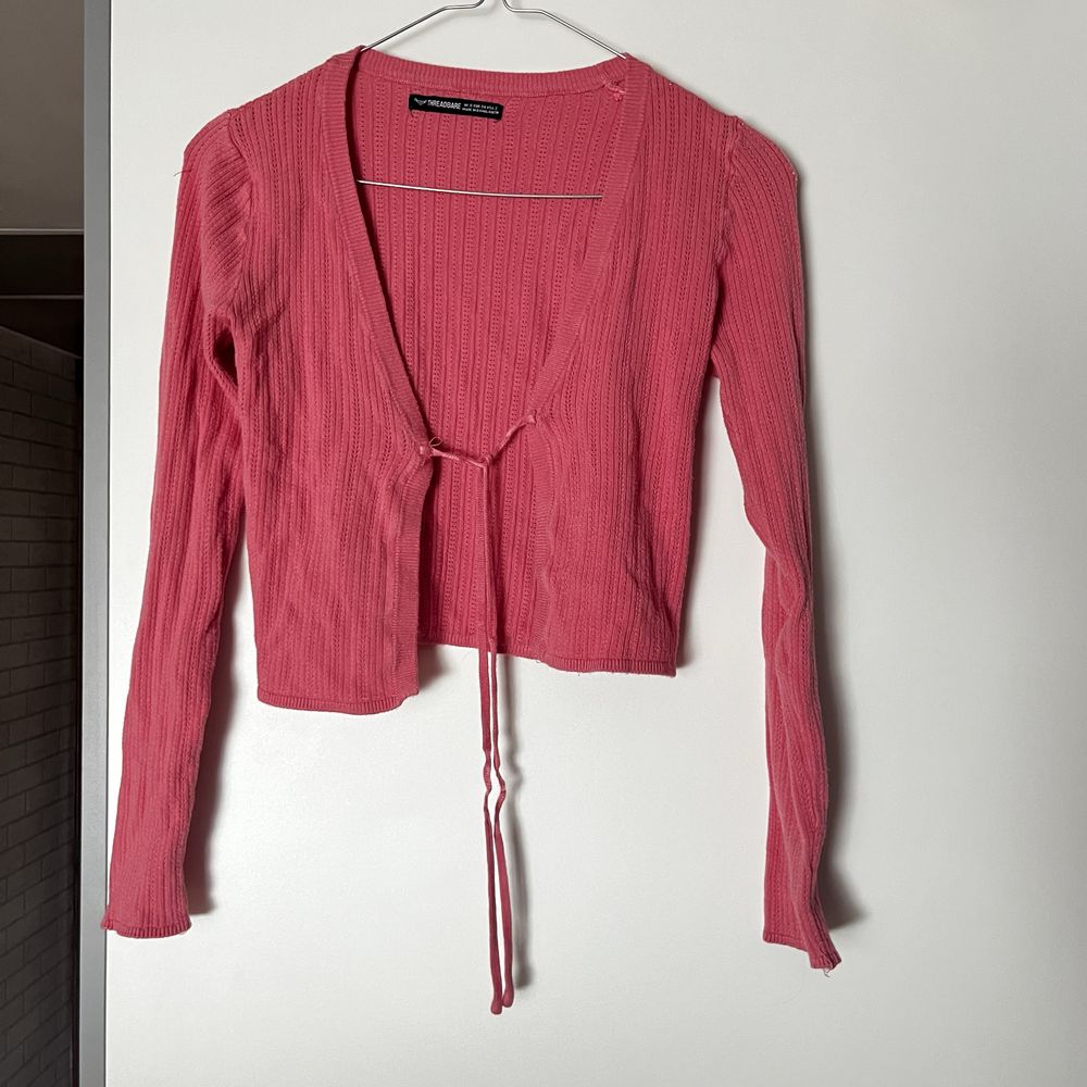 różowy uroczy sweterek wiązany na długi rękaw crop top Theradbare
