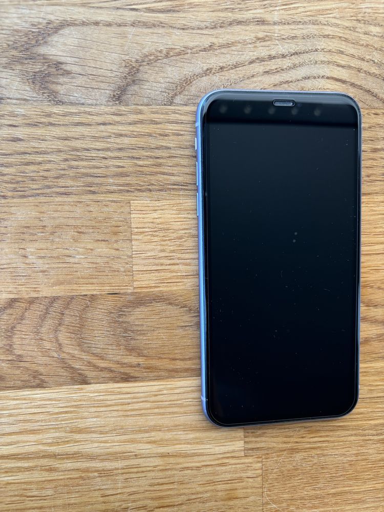 Iphone 11 uzywany w bdb stanie plus obudowy szklo ochronne i ładowarka