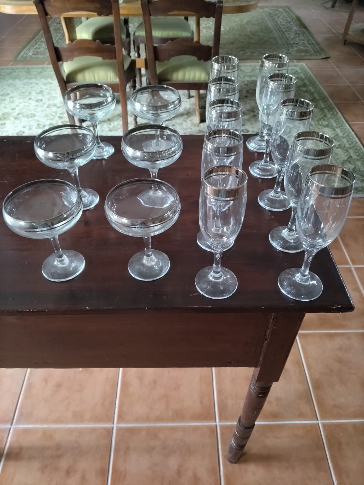 Flutes de champanhe e taças de vidro antigas com rebordo prateado