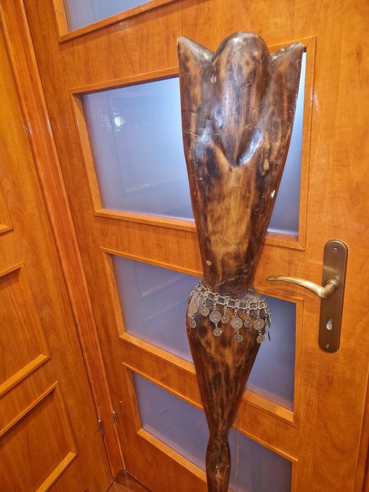 Rzeźbiona postać kobiety afrykańskie z drewna 1,5 m wysokości.