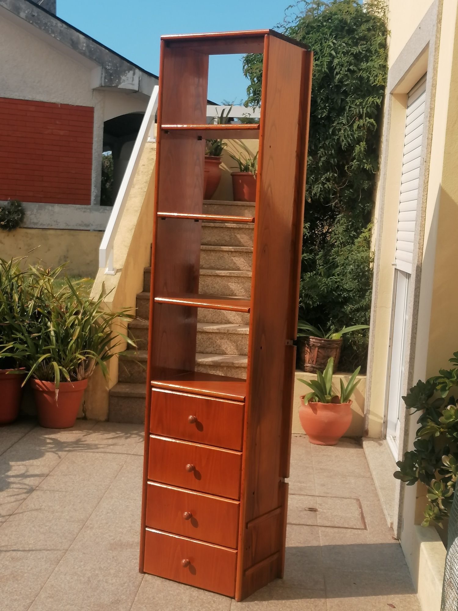 Vendo ESTANTE COM 4 GAVETAS E PRATELEIRAS em madeira maciça como nova
