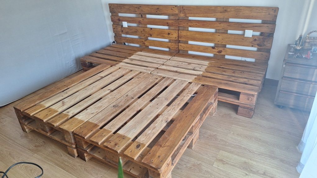 Cama de casal feita em paletes