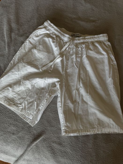 Білі довгі шорти