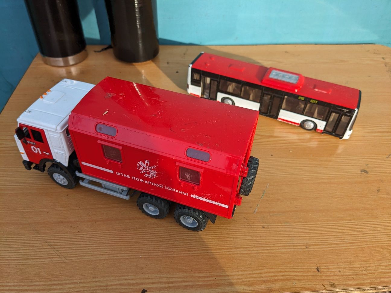 Машинки іграшки пожежний штаб та автобус