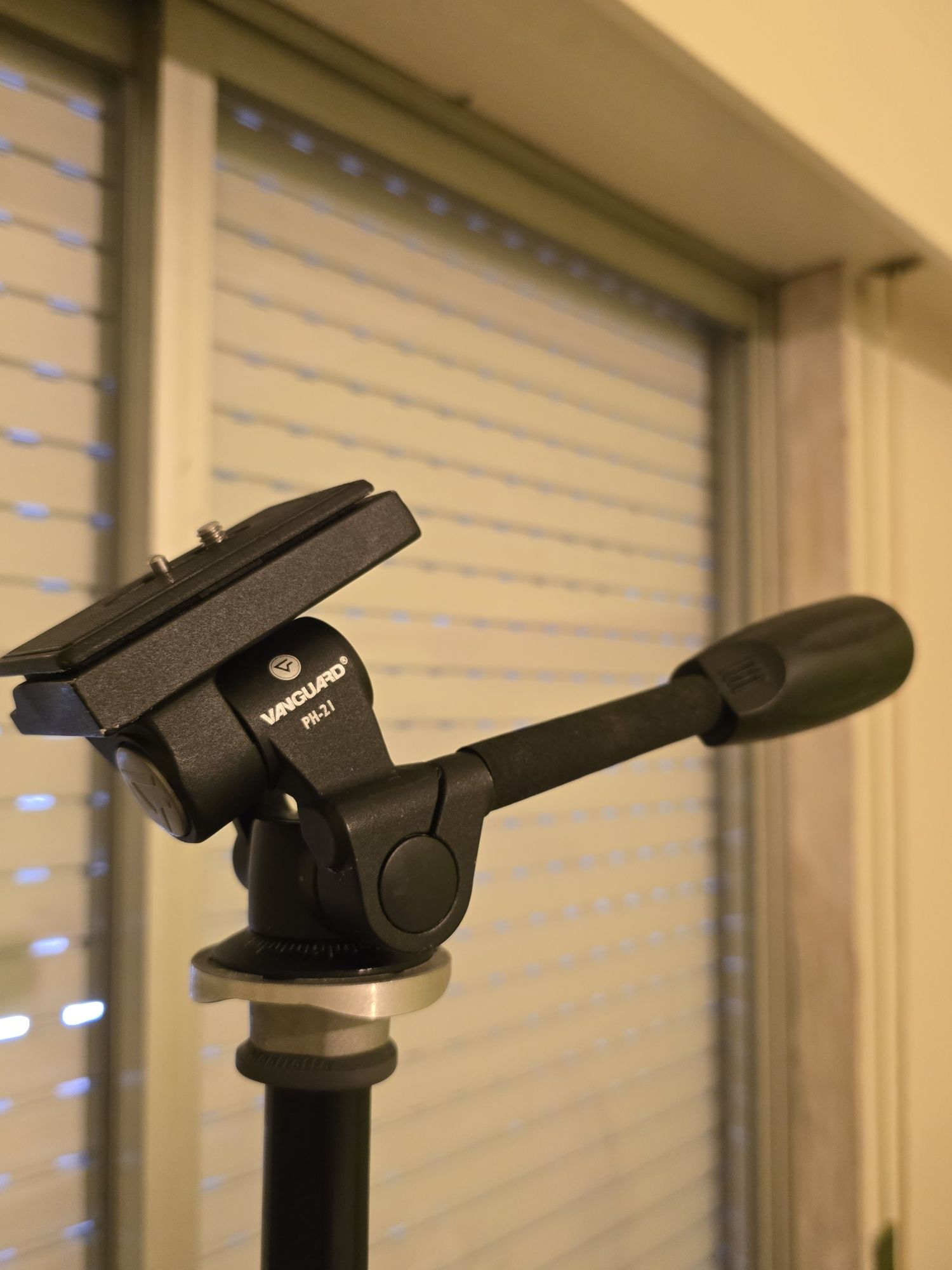 Tripé Manfrotto MT294A3 + cabeça