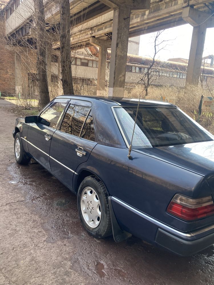 Автомобиль меседес W124