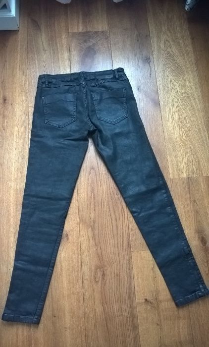 Spodnie ZARA r.36 woskowane, czarne, suwak na dole,zwężane.