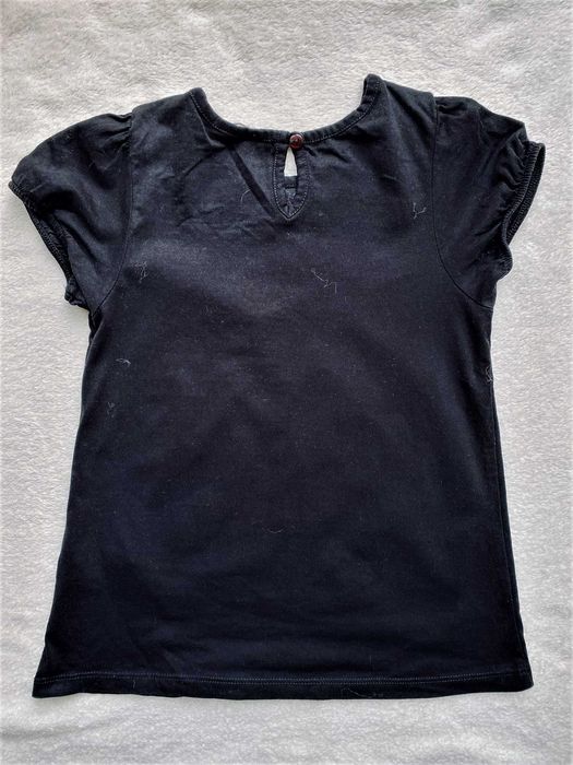 Czarny T-shirt z eleganckim zdobieniem - rozm. 122