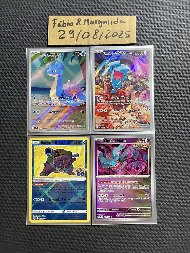 Cartas Pokémon oficiais de várias raridades e coleções