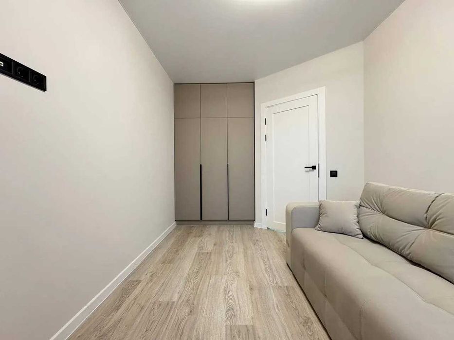 Двокімнатна з балконом поруч поруч університету