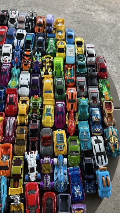 Машинки колекційні Хот Вілс