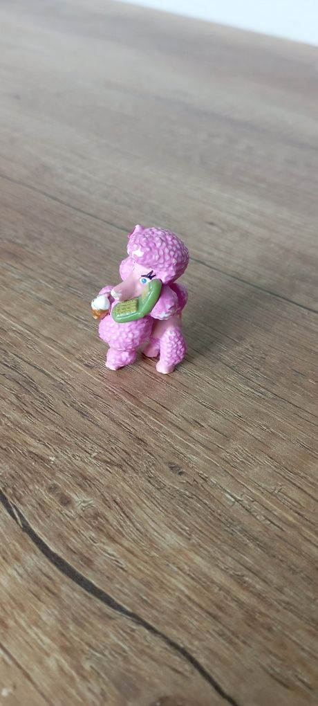 Figurka z Kinder niespodzianki różowy pudel