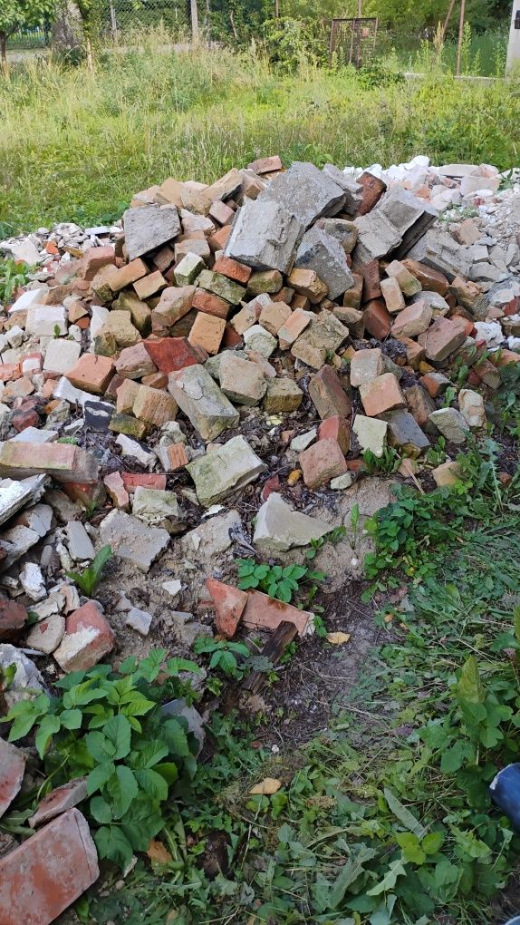 Oddam cegły z rozbiórki domu całe i kawałki czerwone i białe