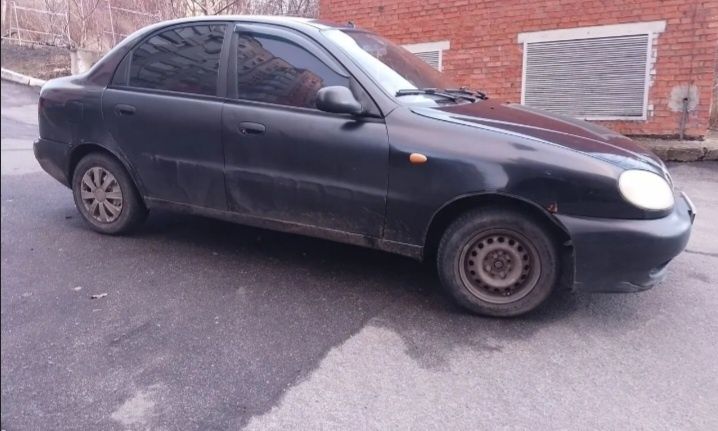 DAWEO LANOS 1.5 в чорному кольорі