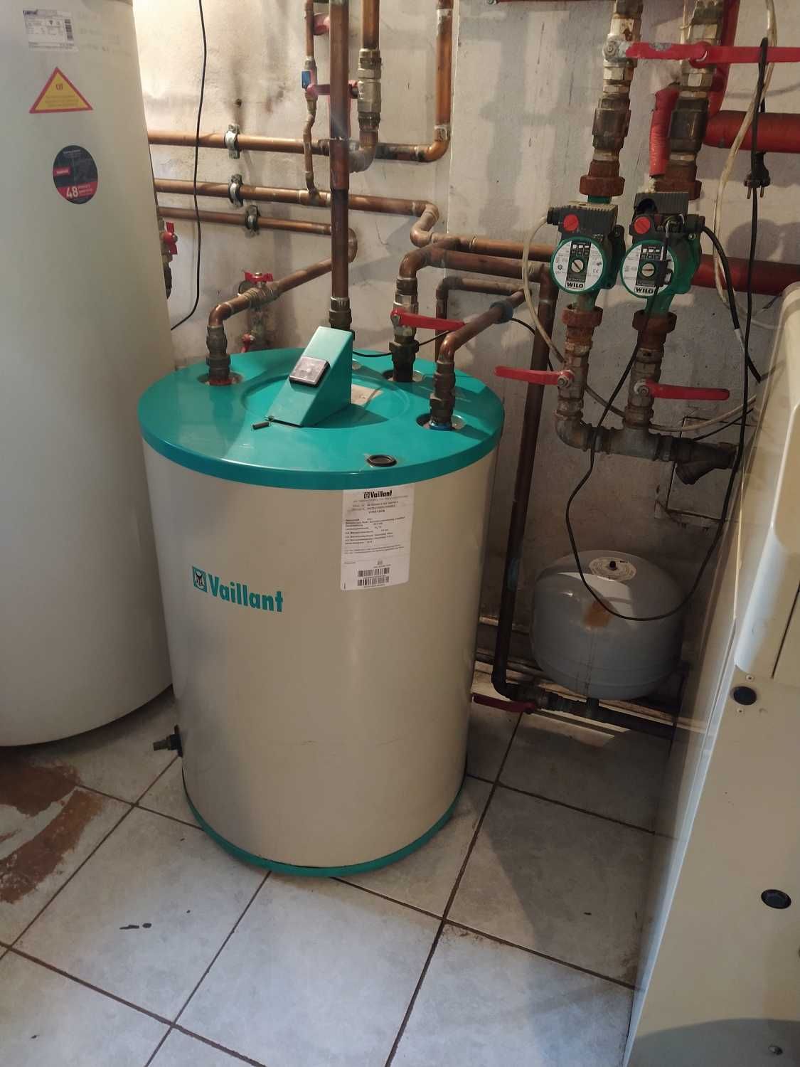 kocioł olejowy 17-22kW, dwa zbiorniki olej opałowy po 1000 litrów.