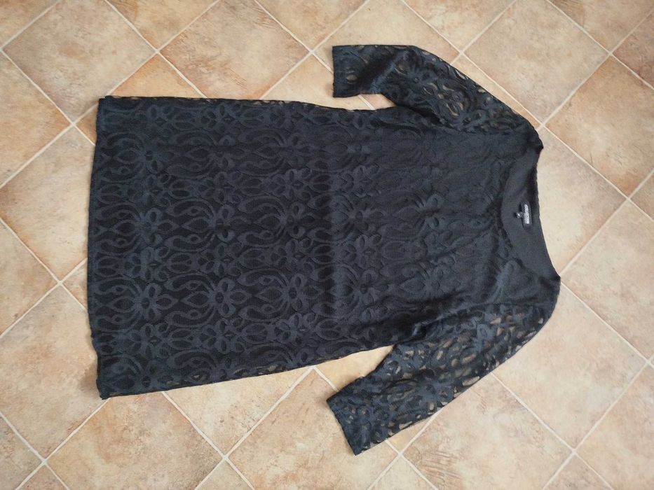 Elegancka koronkowa czarna sukienka R-44