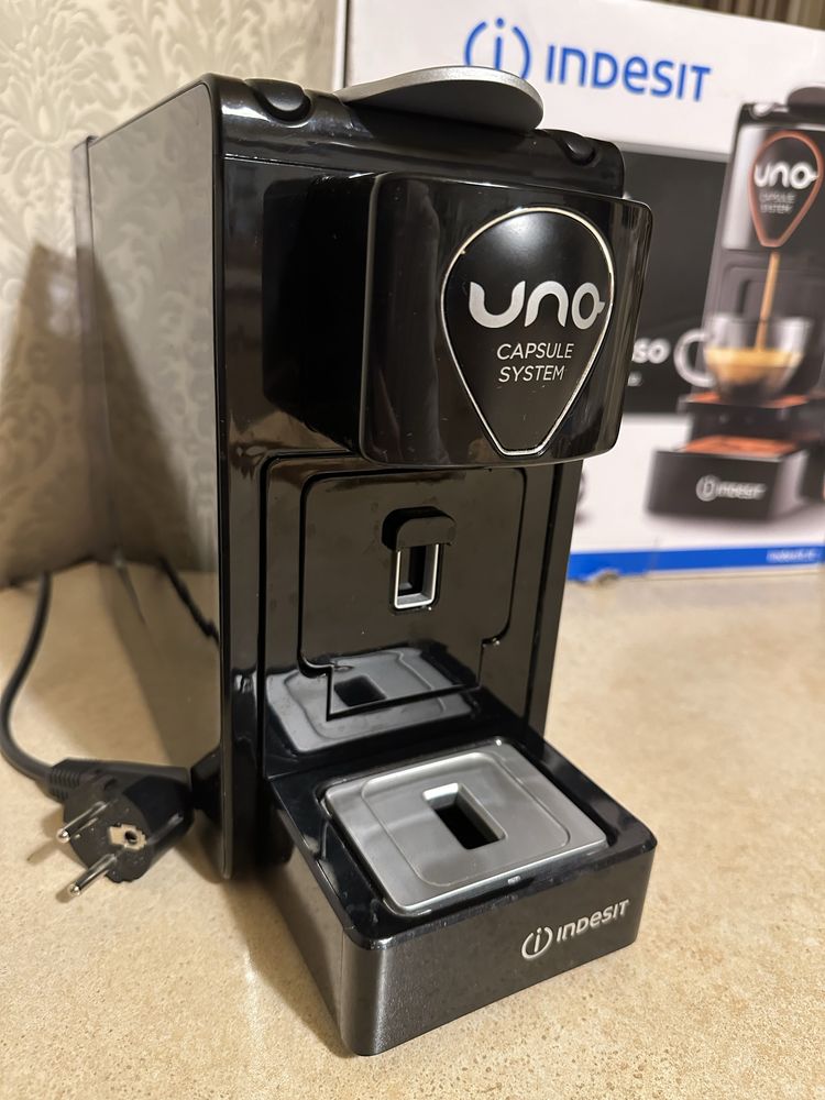 Кофеварка , кофемашина, кавоварка , кавомашина Indesit Uno