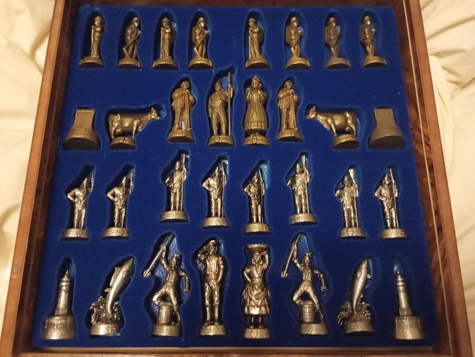 Tabuleiro de xadrez grande com peças em metal