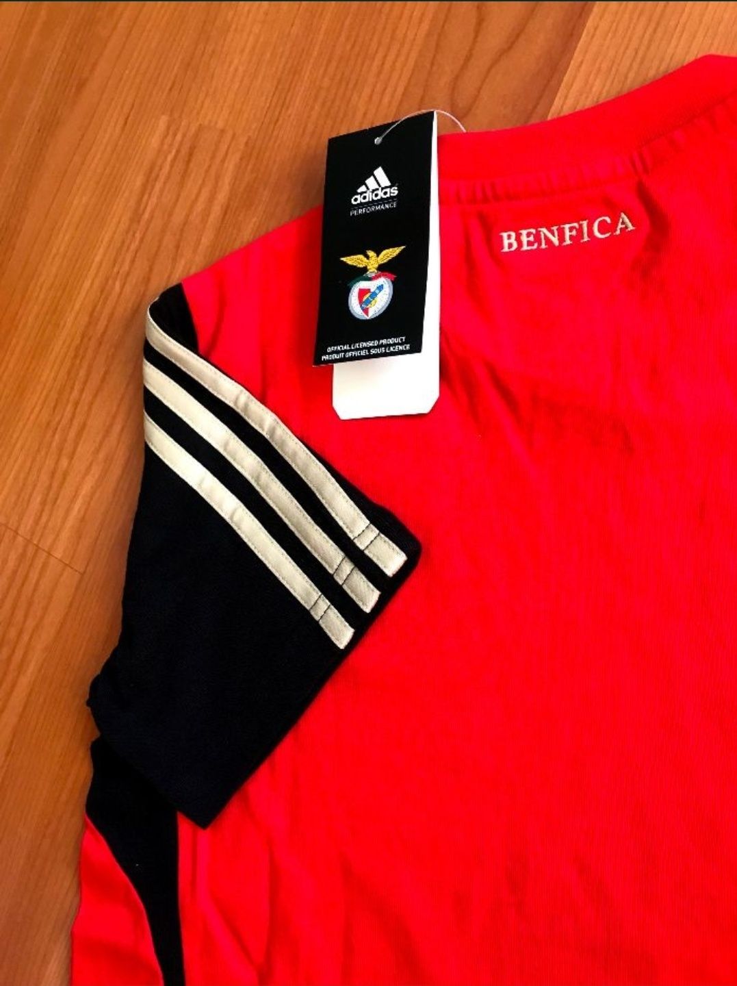 Camisola/ T-Shirt do Sport Lisboa e Benfica (SLB)

• Tamanho disp