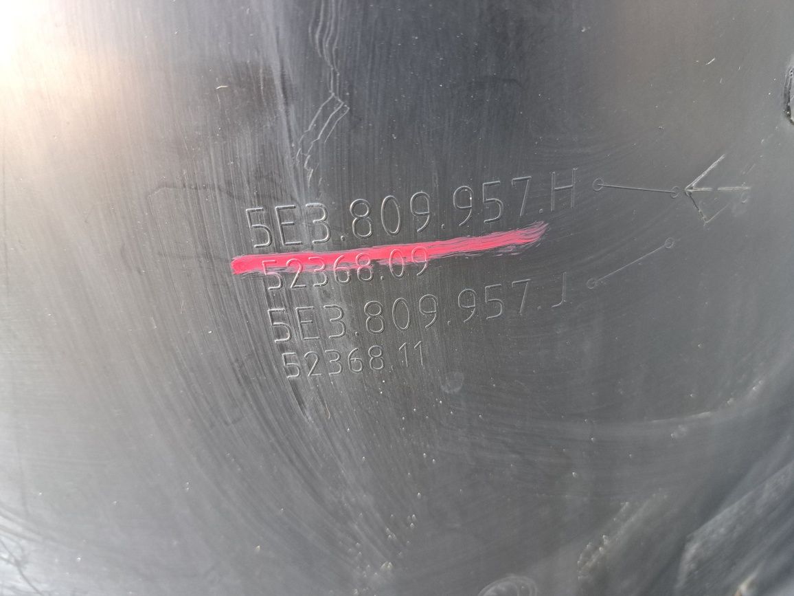 *Skoda Octavia IV 4 nadkole lewe przednie Oryginał Idealne