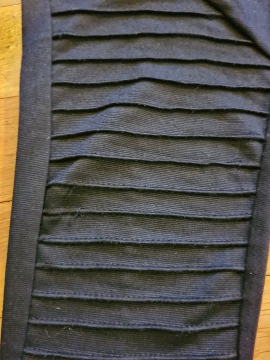 Czarne legginsy Avon rozmiar S, przeszycia na kolanach